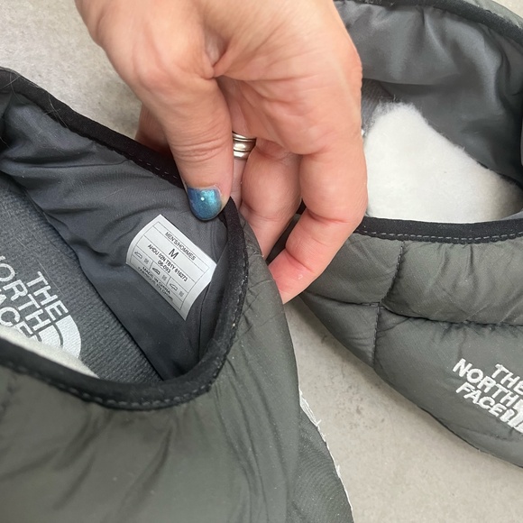 Never worn new North Face Slippers women's size 9-9.5 or Medium or mens 7-7.5 - Picture 4 of 5